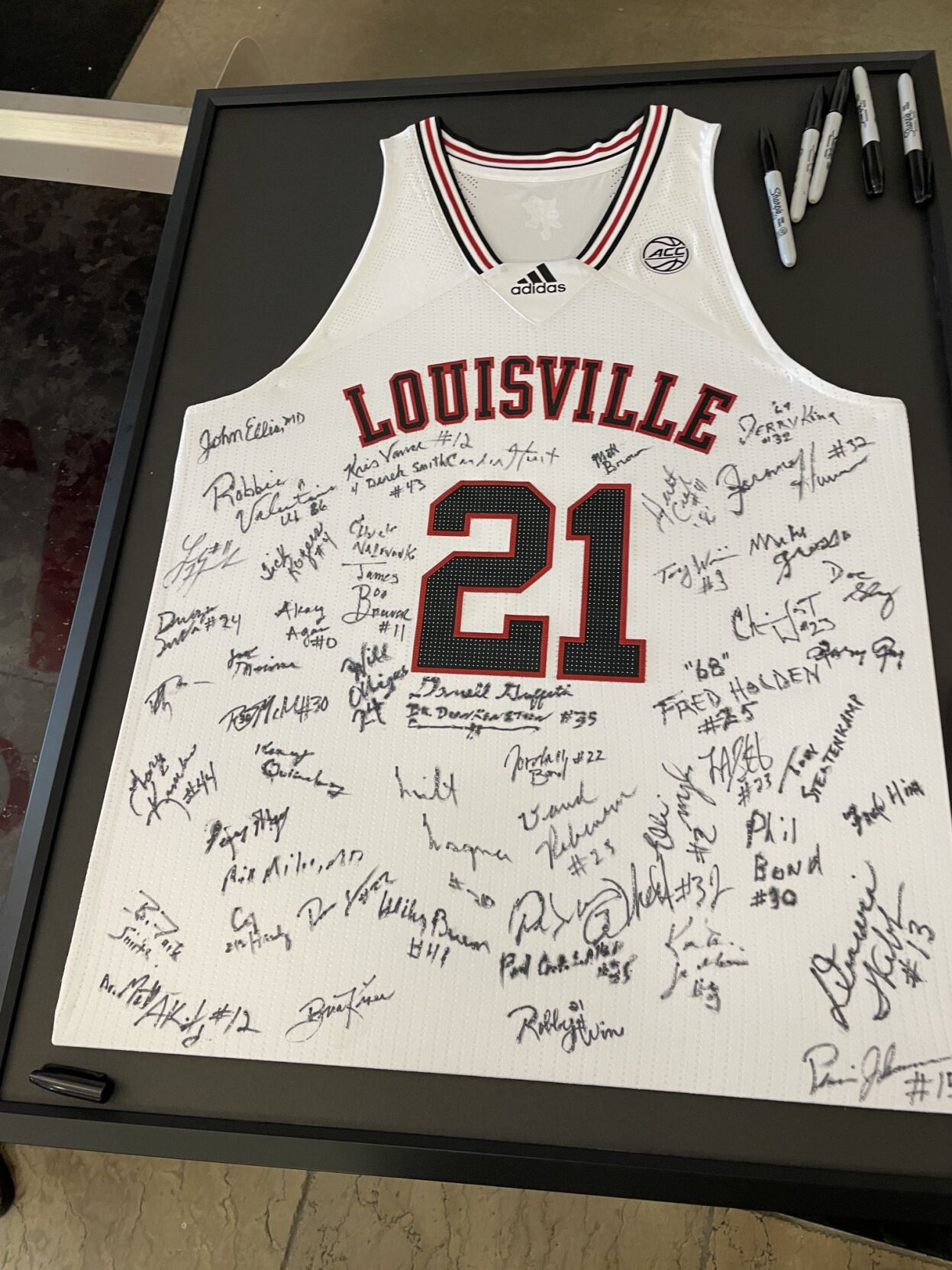Former Louisville players sign Kenny Payne No. 21 jersey.jfif